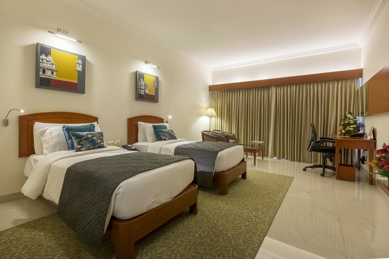 Hotel Naveen Lakeside Hubballi-Dharwar Zewnętrze zdjęcie