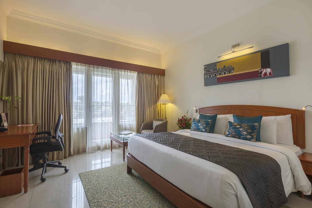 Hotel Naveen Lakeside Hubballi-Dharwar Zewnętrze zdjęcie