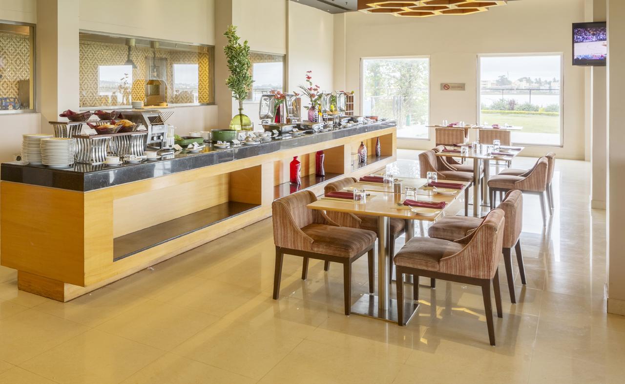 Hotel Naveen Lakeside Hubballi-Dharwar Zewnętrze zdjęcie