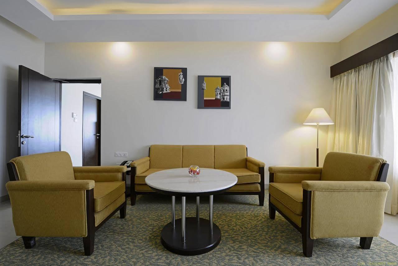 Hotel Naveen Lakeside Hubballi-Dharwar Zewnętrze zdjęcie