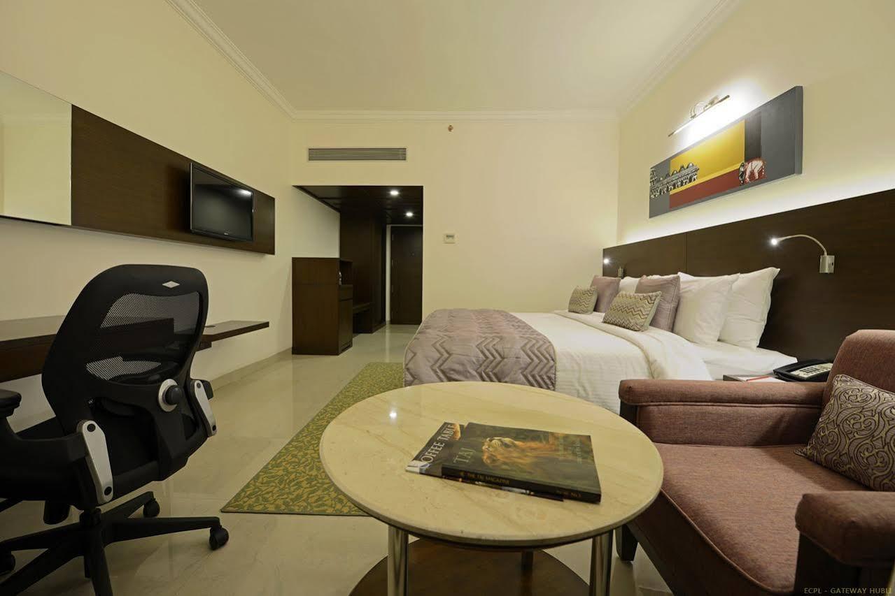 Hotel Naveen Lakeside Hubballi-Dharwar Zewnętrze zdjęcie